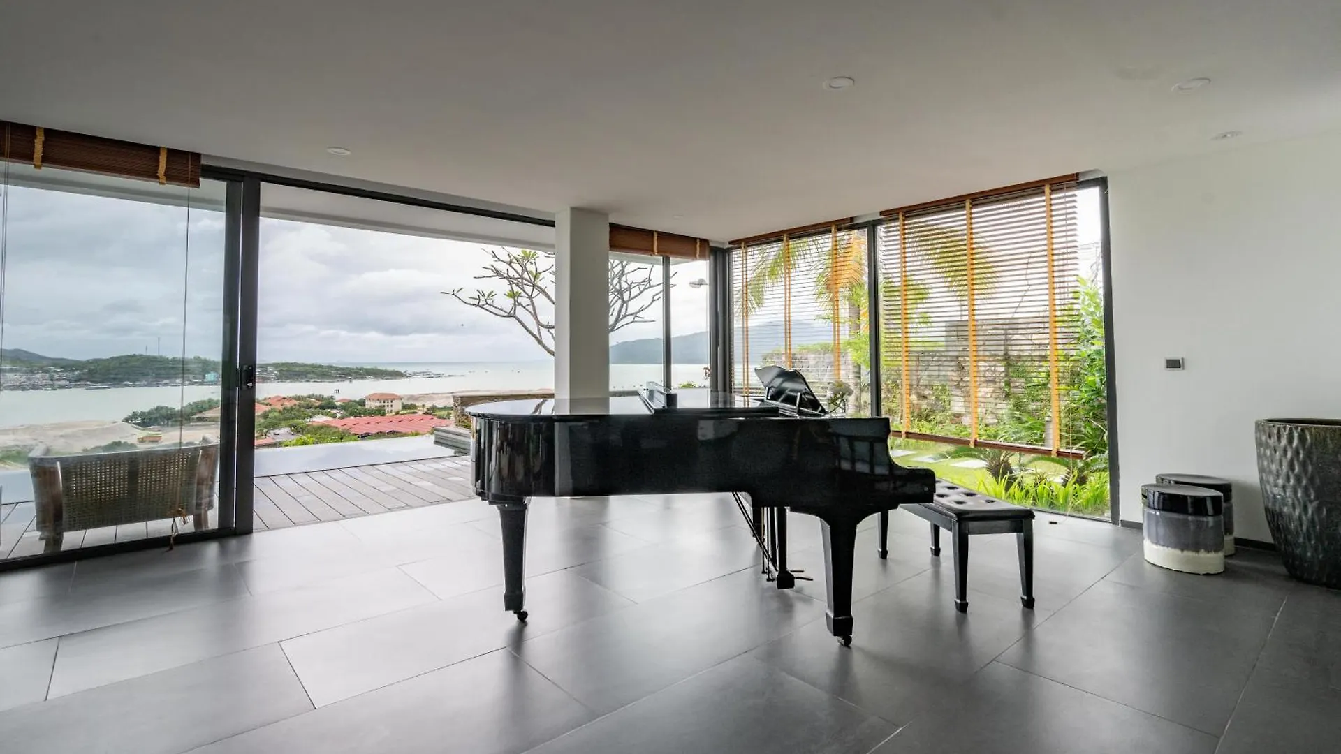Nha Trang Oceanfront Luxury Villa Anh Nguyen