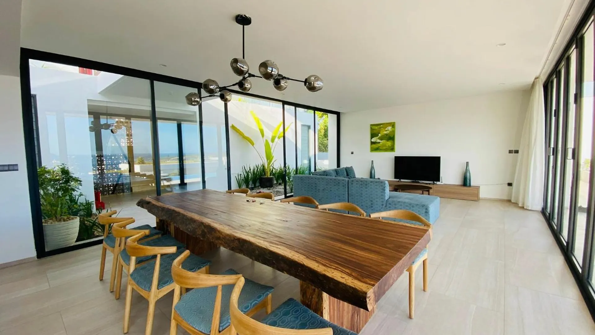 Nha Trang Oceanfront Luxury Villa Anh Nguyen נה טראנג