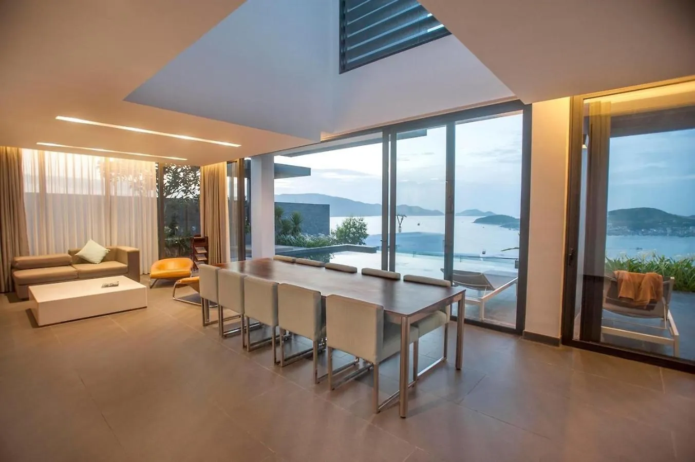 Nha Trang Oceanfront Luxury Villa Anh Nguyen נה טראנג